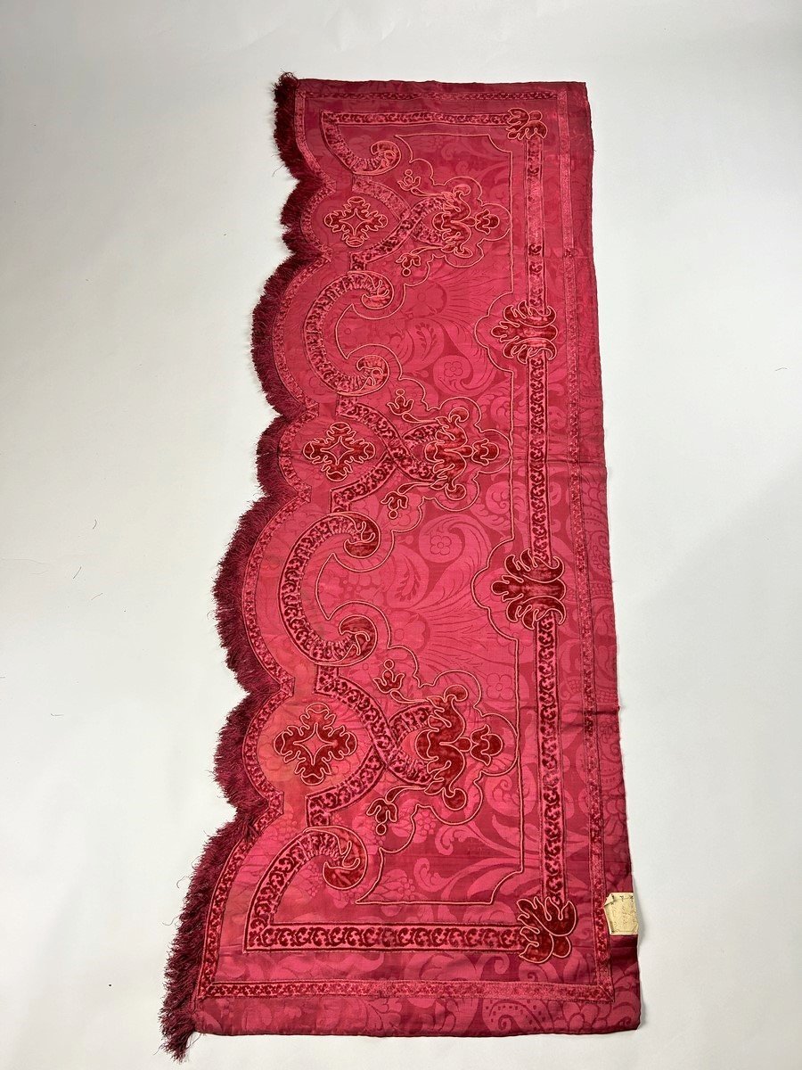 Lambrequin In Crimson Damask Applied With Ribbons And Velvet - France 19th Century In 17th Century Taste -photo-3