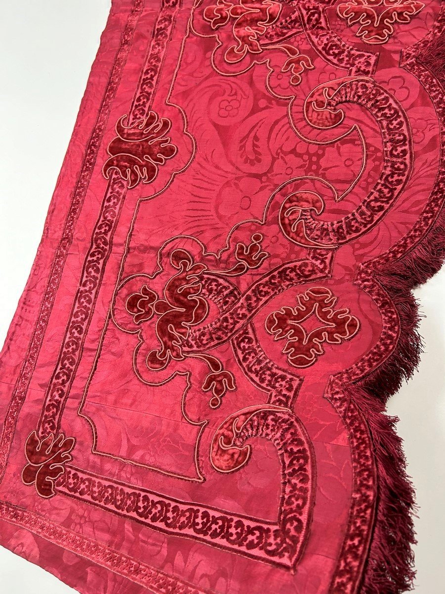 Lambrequin In Crimson Damask Applied With Ribbons And Velvet - France 19th Century In 17th Century Taste -photo-1