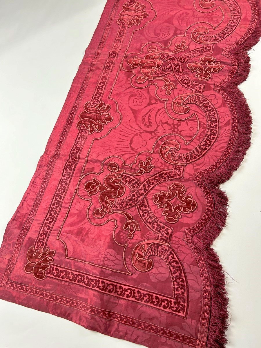 Lambrequin In Crimson Damask Applied With Ribbons And Velvet - France 19th Century In 17th Century Taste 