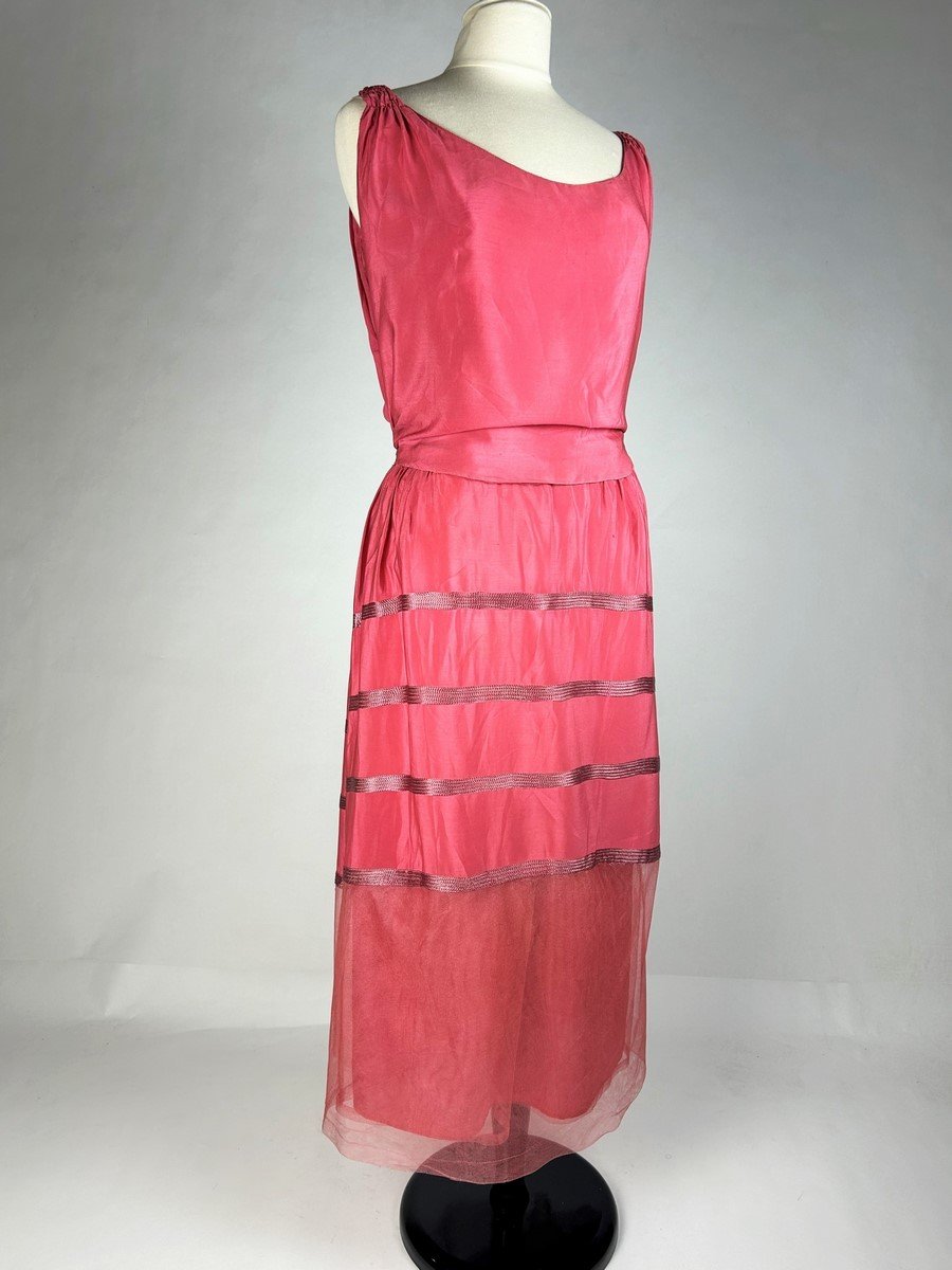 Robe Art Déco En Crêpe De Soie Rose Corail Et Tulle - France Circa 1920-1925