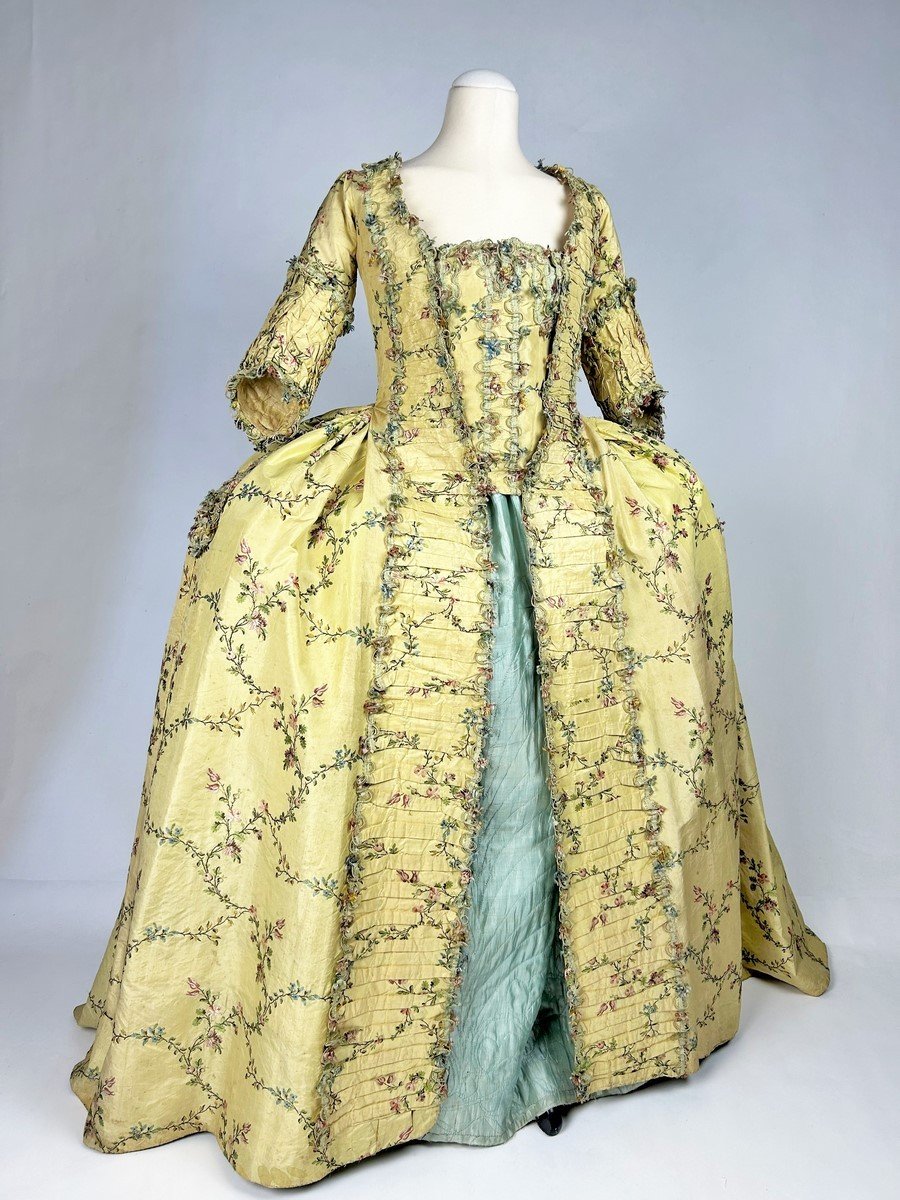  French Dress Coat In Straw Yellow Taffeta Brocaded - France P. Louis XV C. 1750-photo-2