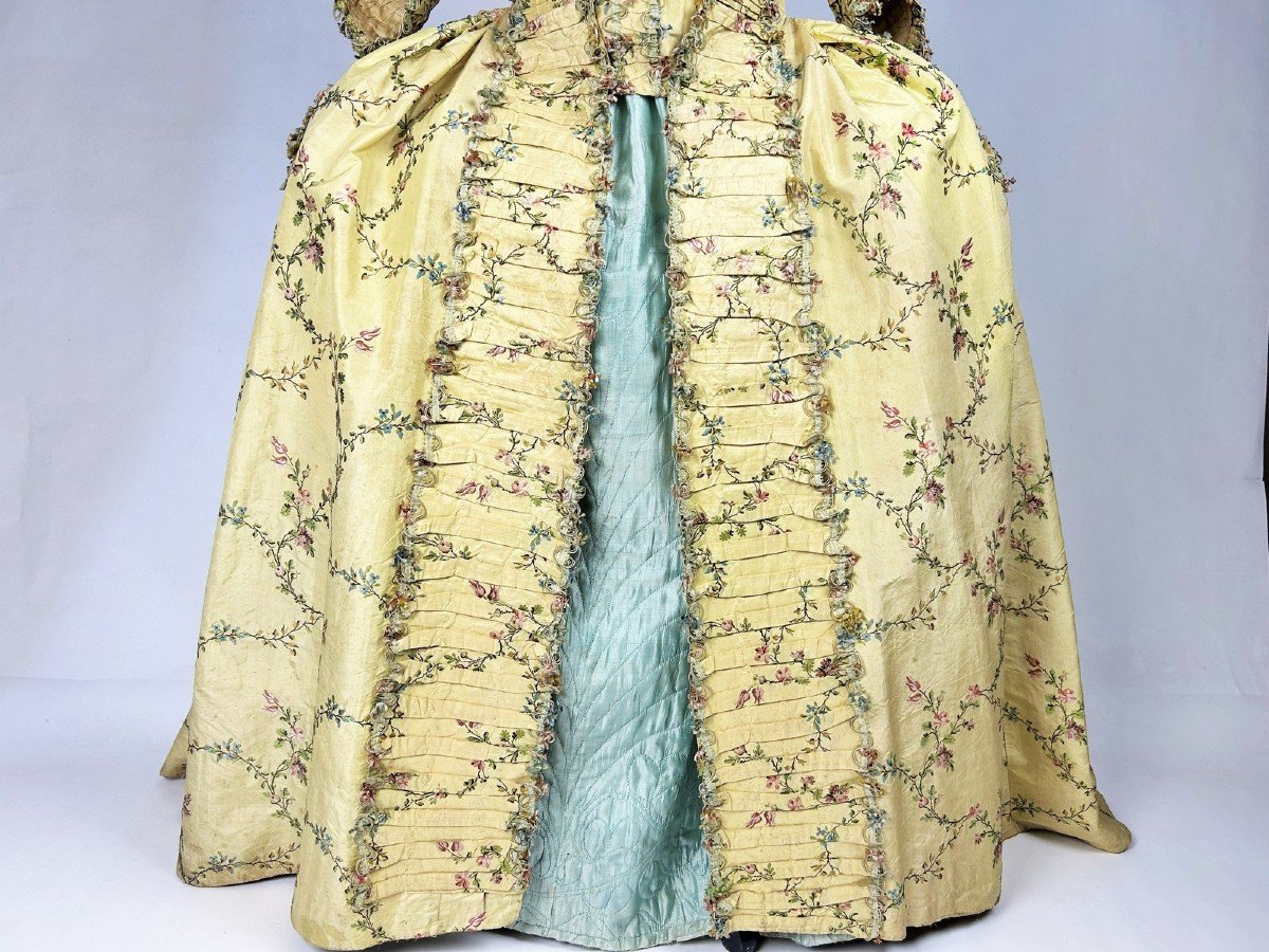  French Dress Coat In Straw Yellow Taffeta Brocaded - France P. Louis XV C. 1750-photo-1