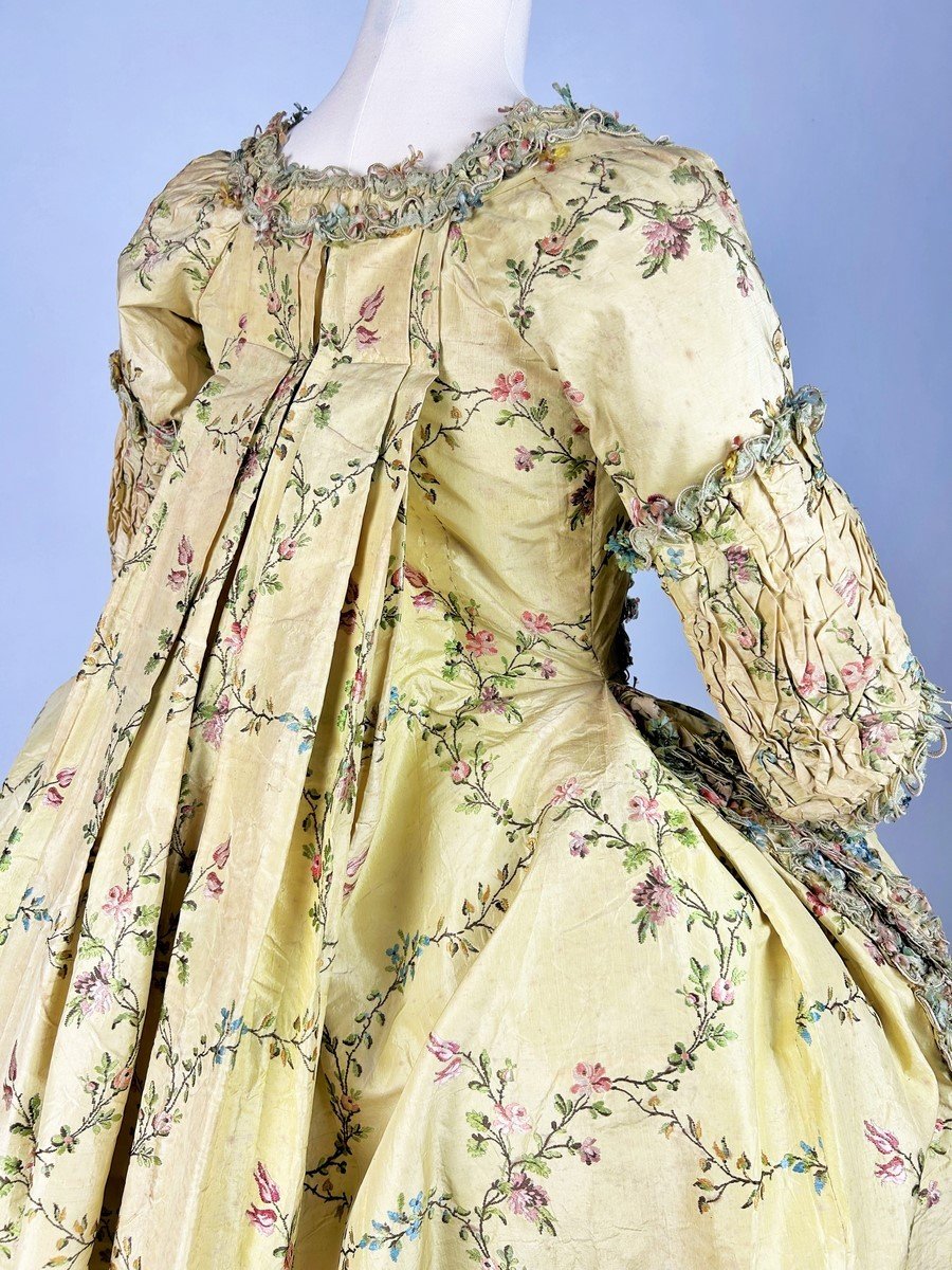  French Dress Coat In Straw Yellow Taffeta Brocaded - France P. Louis XV C. 1750-photo-4