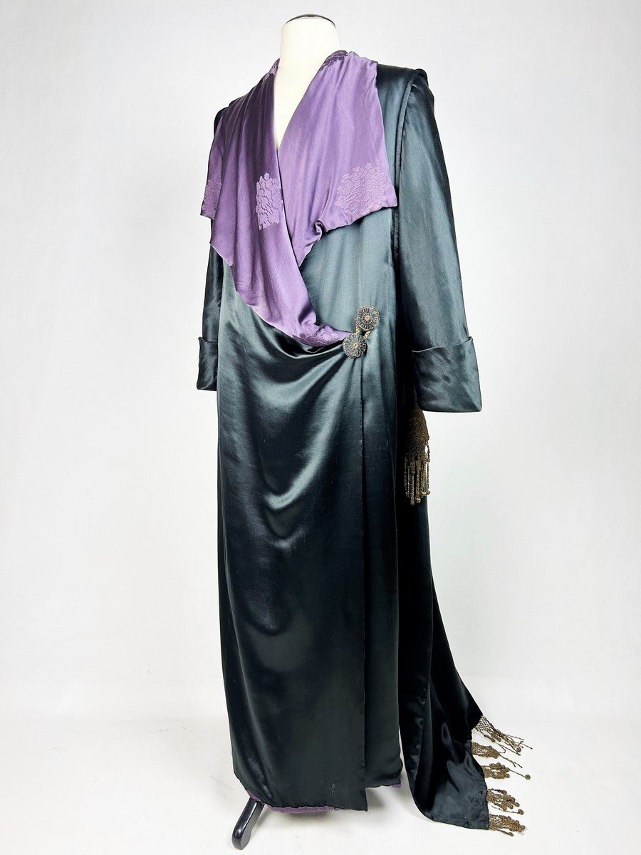 Manteau d'Apparat En Satin Noir Griffé à La Ville De Lyon Circa 1900