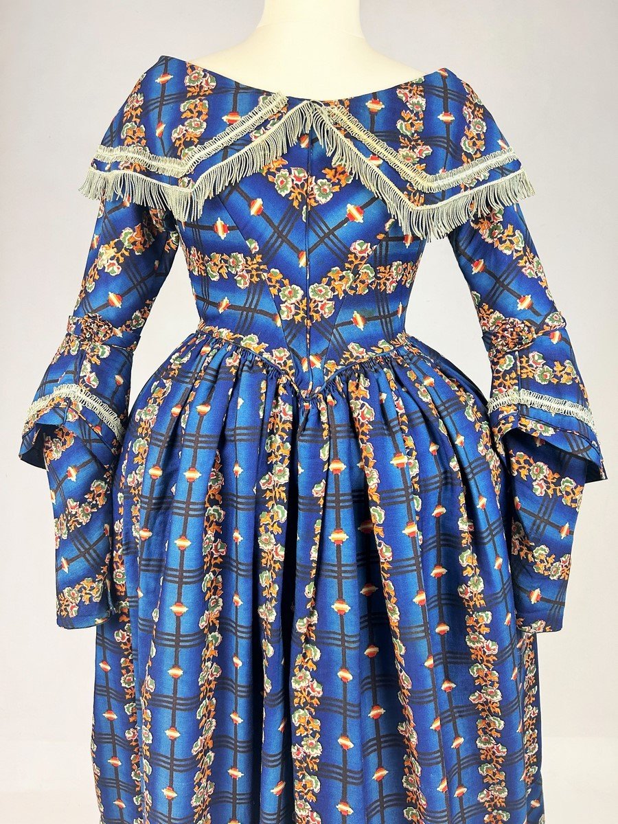 Day Dress In Shaded Woolen Etamine Printed With Roses - England Circa 1840-photo-2