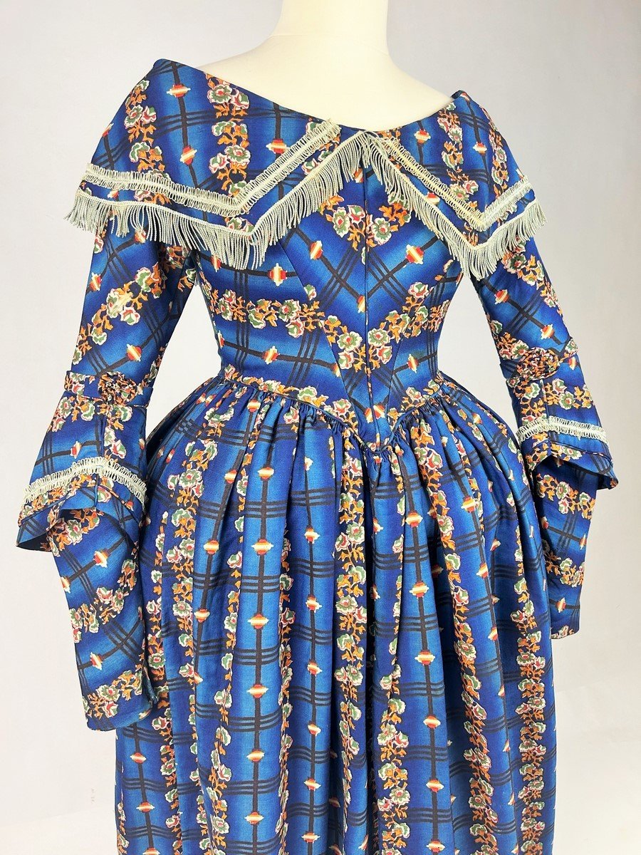 Day Dress In Shaded Woolen Etamine Printed With Roses - England Circa 1840-photo-3