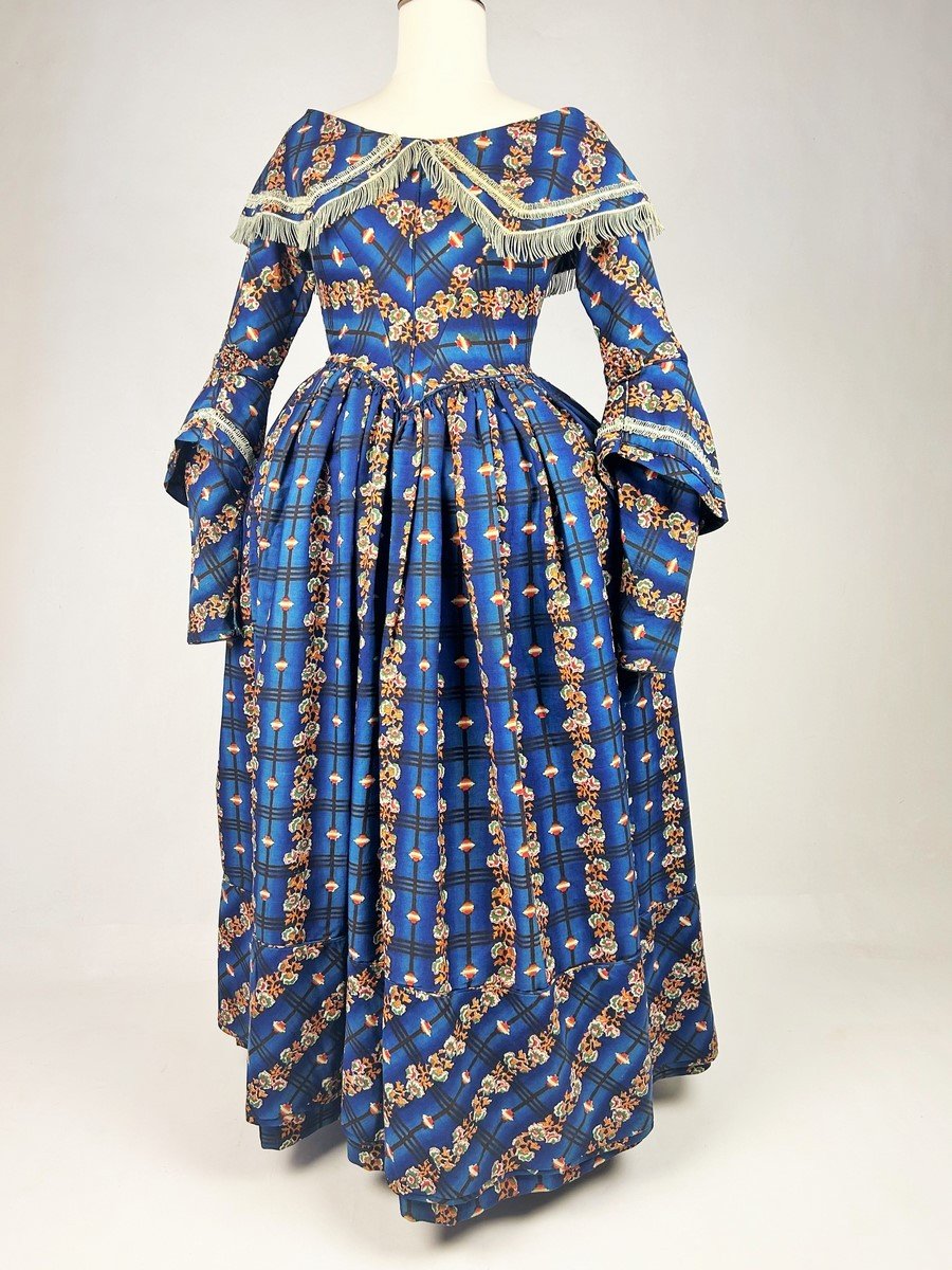 Day Dress In Shaded Woolen Etamine Printed With Roses - England Circa 1840-photo-2