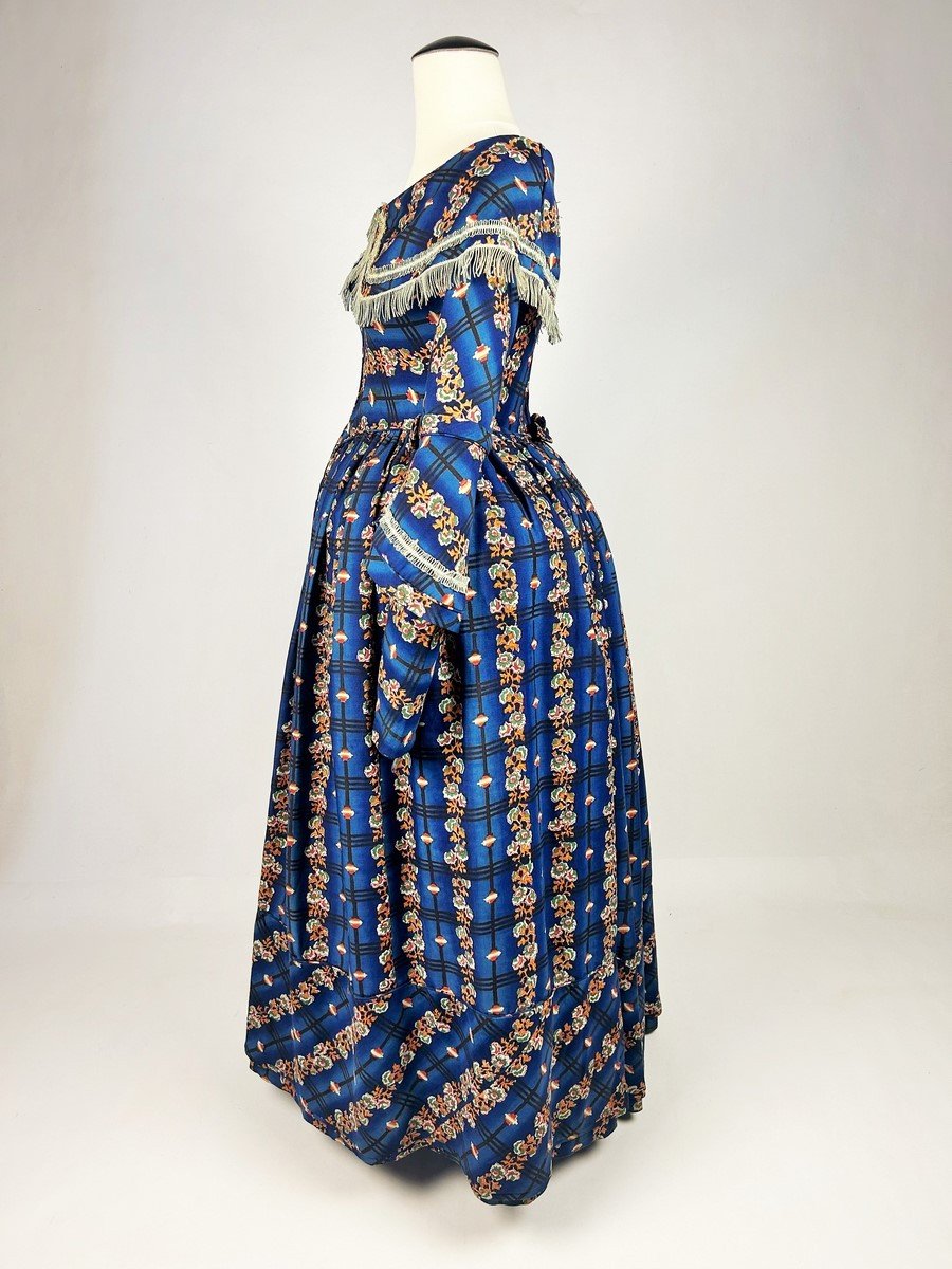 Day Dress In Shaded Woolen Etamine Printed With Roses - England Circa 1840-photo-5