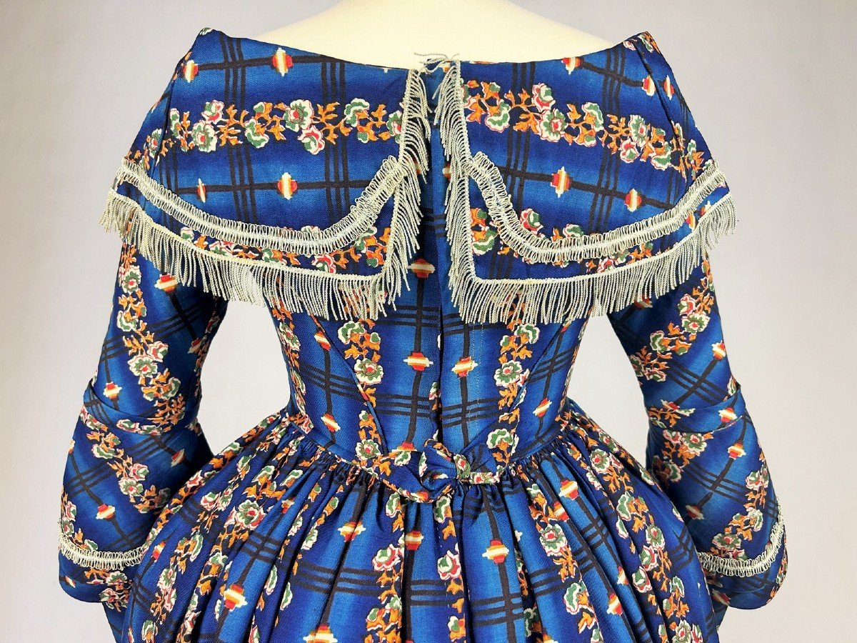 Day Dress In Shaded Woolen Etamine Printed With Roses - England Circa 1840-photo-6