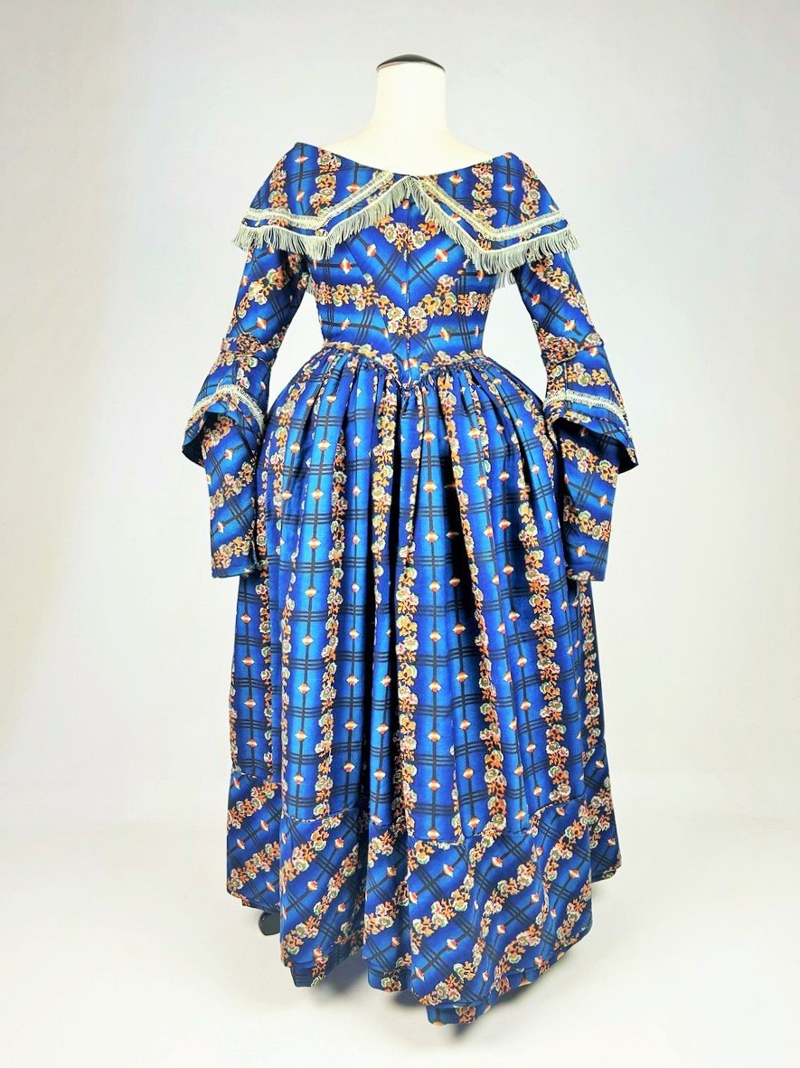 Day Dress In Shaded Woolen Etamine Printed With Roses - England Circa 1840