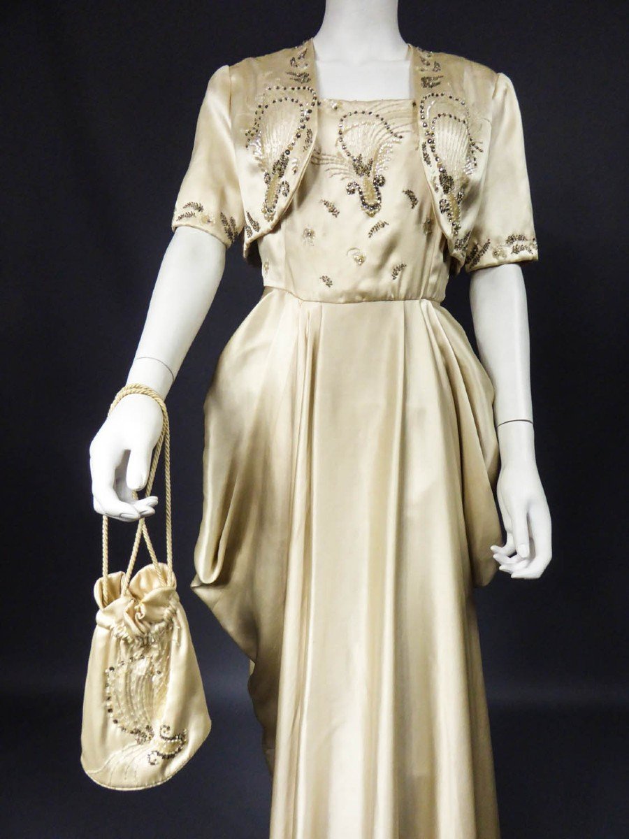 Robe De Cérémonie Et Bourse De  Pierre Balmain En Satin Brodé Circa 1955