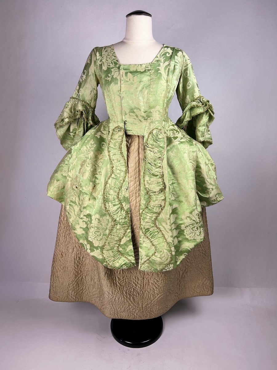 Un Manteau De Robe à La Française En Damas Des Indes, Traitée à La Retroussée - Europe C. 1740-photo-2