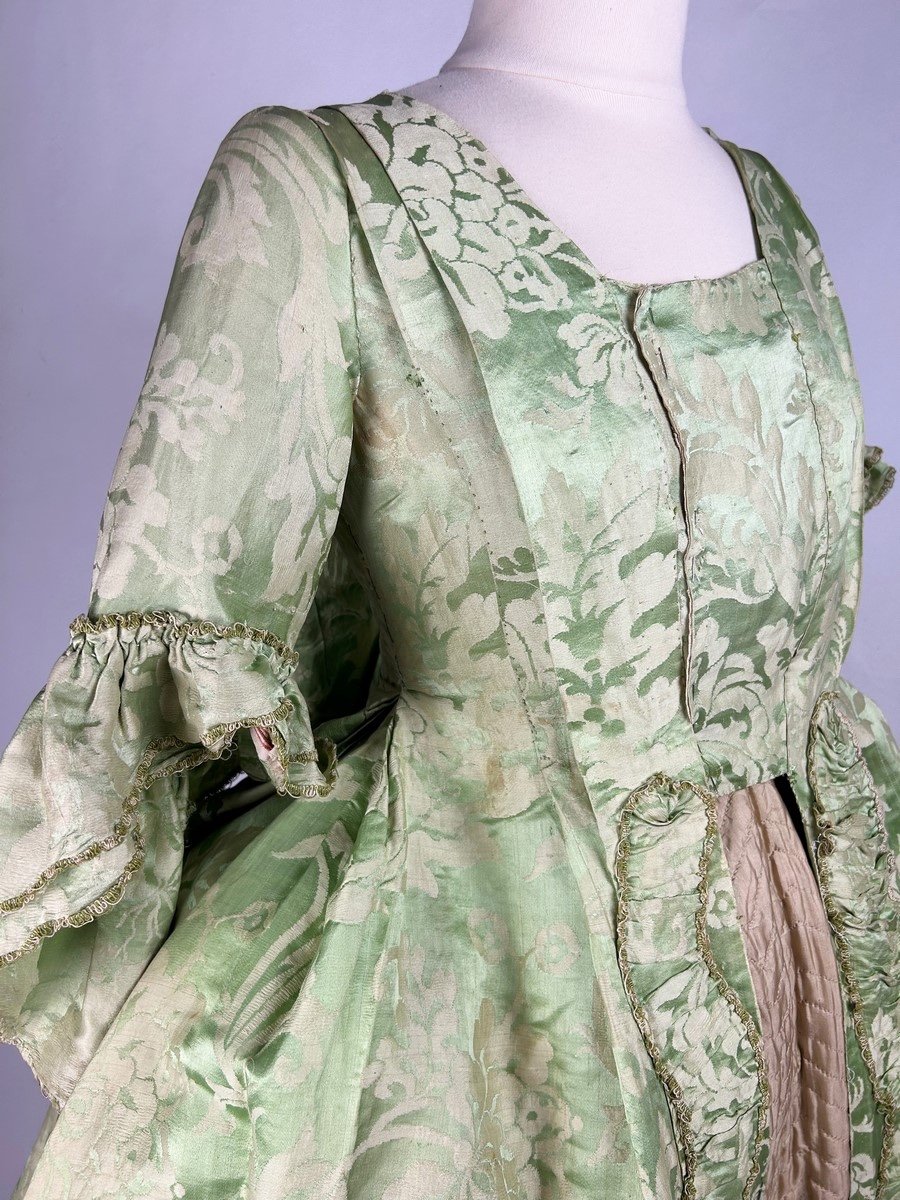 Un Manteau De Robe à La Française En Damas Des Indes, Traitée à La Retroussée - Europe C. 1740-photo-1