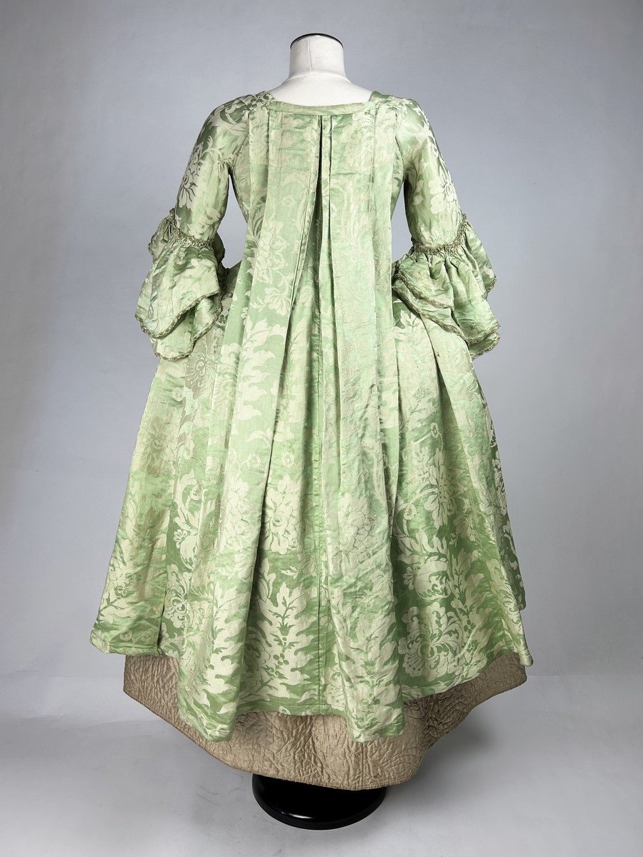 Un Manteau De Robe à La Française En Damas Des Indes, Traitée à La Retroussée - Europe C. 1740-photo-3