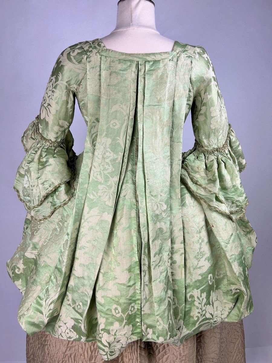 Un Manteau De Robe à La Française En Damas Des Indes, Traitée à La Retroussée - Europe C. 1740