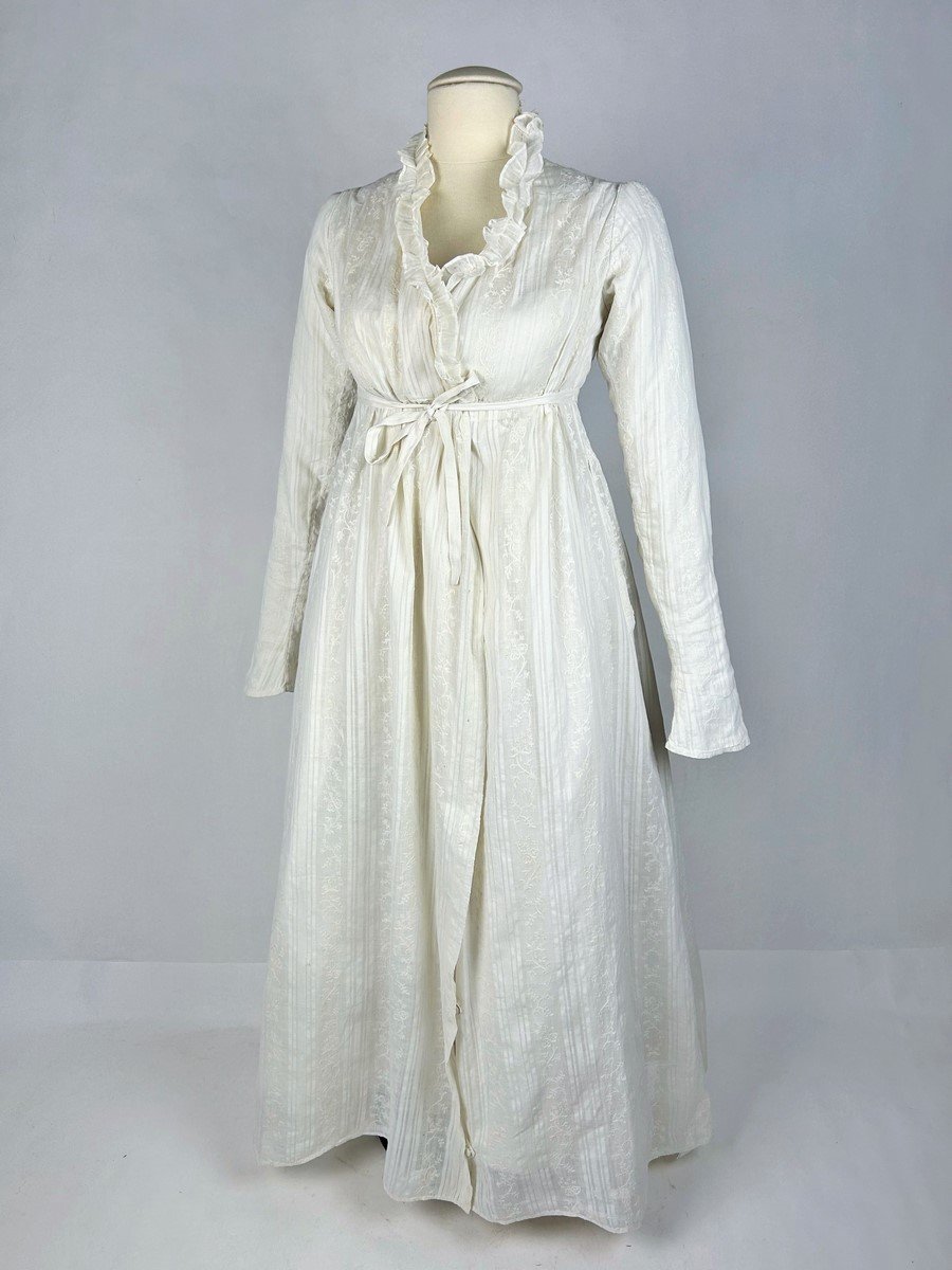 Robe Chemise De Merveilleuse En Mousseline Brodée Des Indes - France Circa 1790-1800 -photo-2