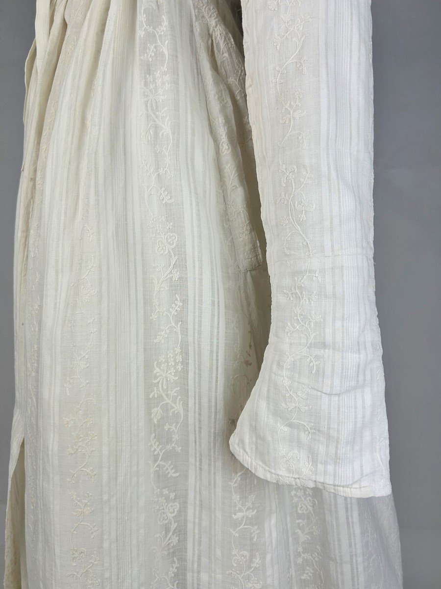 Robe Chemise De Merveilleuse En Mousseline Brodée Des Indes - France Circa 1790-1800 -photo-3