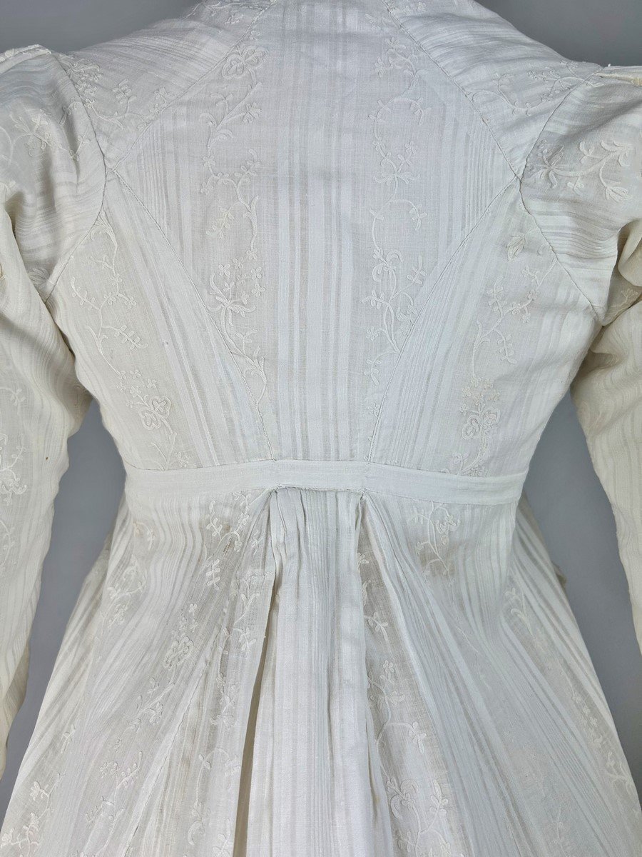 Robe Chemise De Merveilleuse En Mousseline Brodée Des Indes - France Circa 1790-1800 -photo-7