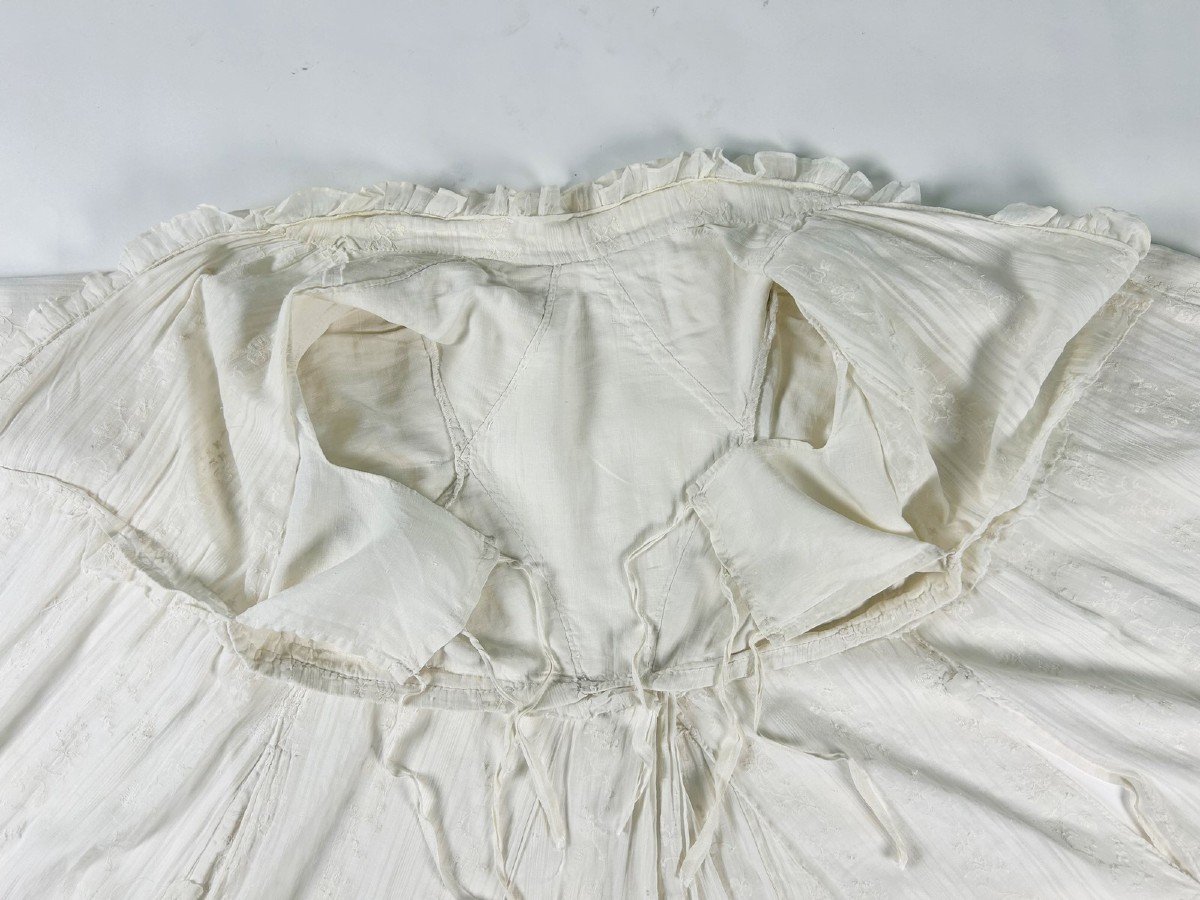 Robe Chemise De Merveilleuse En Mousseline Brodée Des Indes - France Circa 1790-1800 -photo-8