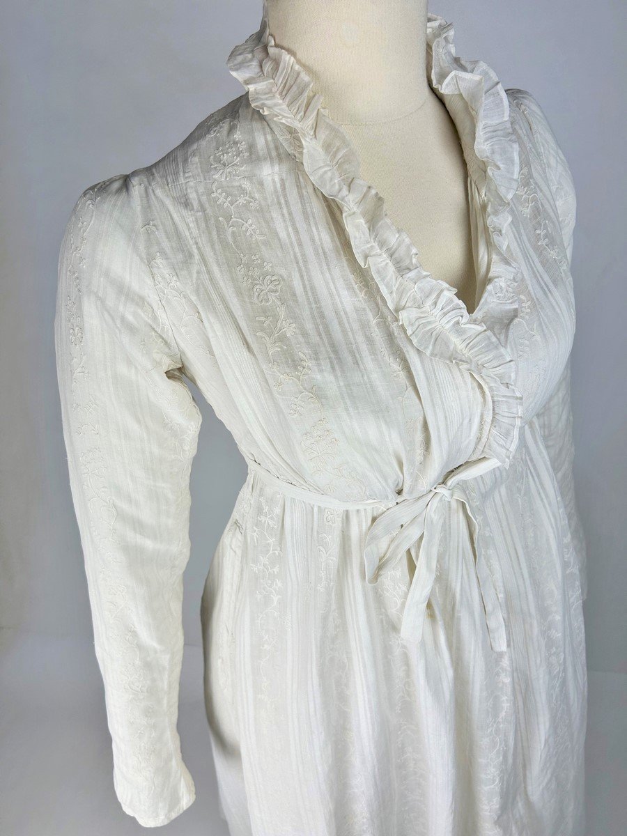 Robe Chemise De Merveilleuse En Mousseline Brodée Des Indes - France Circa 1790-1800 