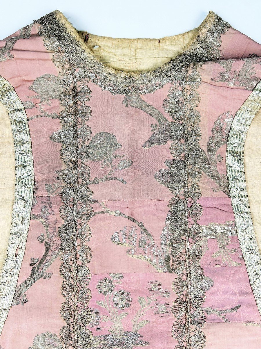 Chasuble Romaine En Brocart Argent à Décor à La Bizarre - Italie Circa 1730-photo-1