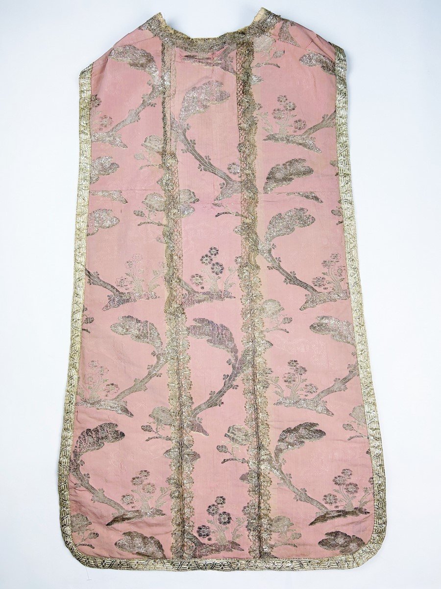 Chasuble Romaine En Brocart Argent à Décor à La Bizarre - Italie Circa 1730-photo-2