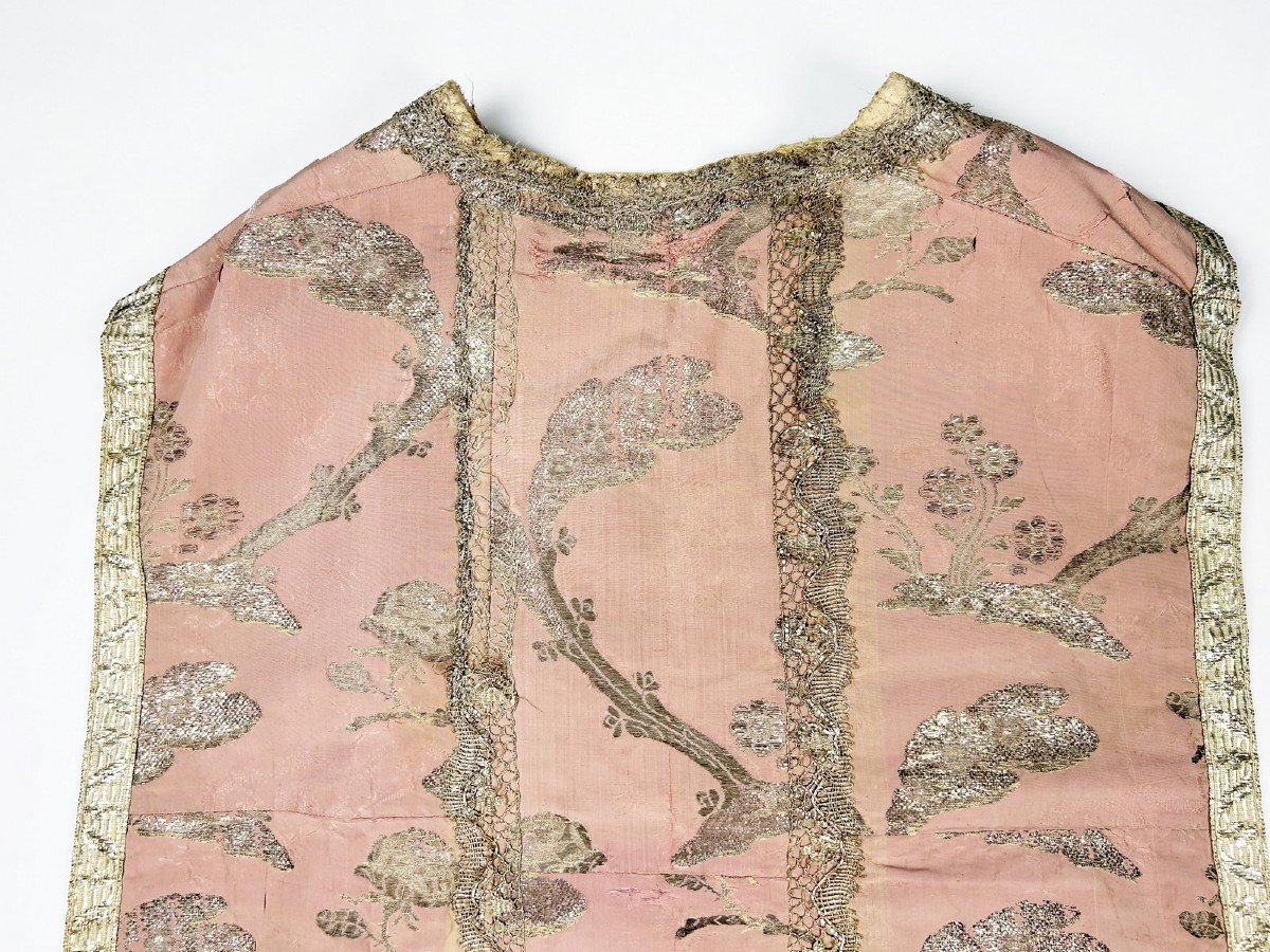 Chasuble Romaine En Brocart Argent à Décor à La Bizarre - Italie Circa 1730-photo-4