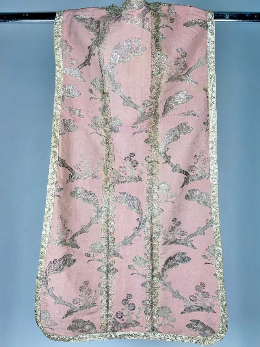 Chasuble Romaine En Brocart Argent à Décor à La Bizarre - Italie Circa 1730-photo-8