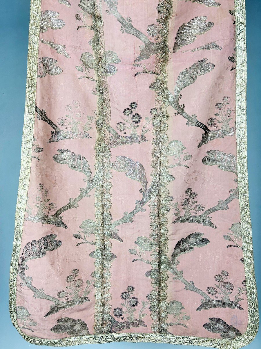 Chasuble Romaine En Brocart Argent à Décor à La Bizarre - Italie Circa 1730