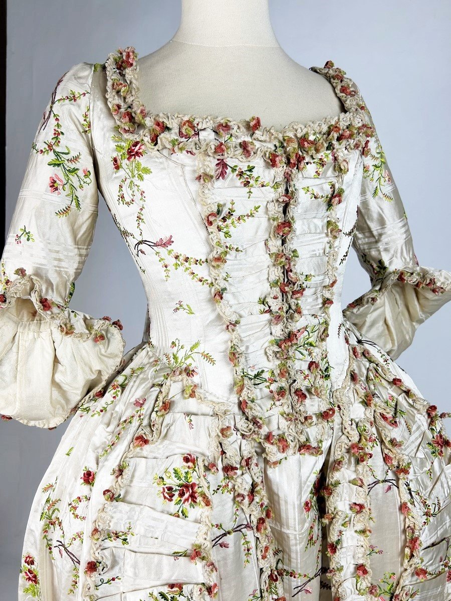 Robe La Française En Satin Pékiné Broché - France Circa 1780-photo-5