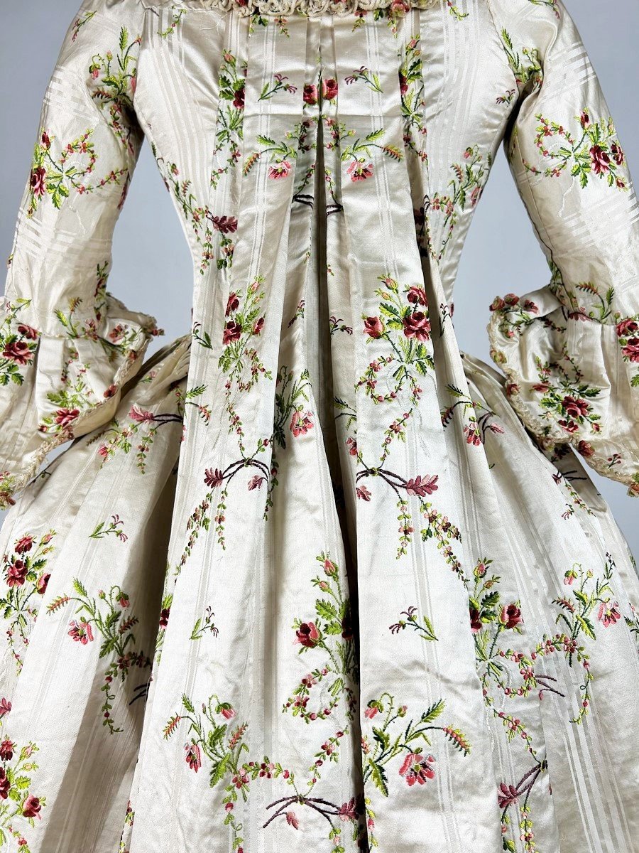 Robe La Française En Satin Pékiné Broché - France Circa 1780