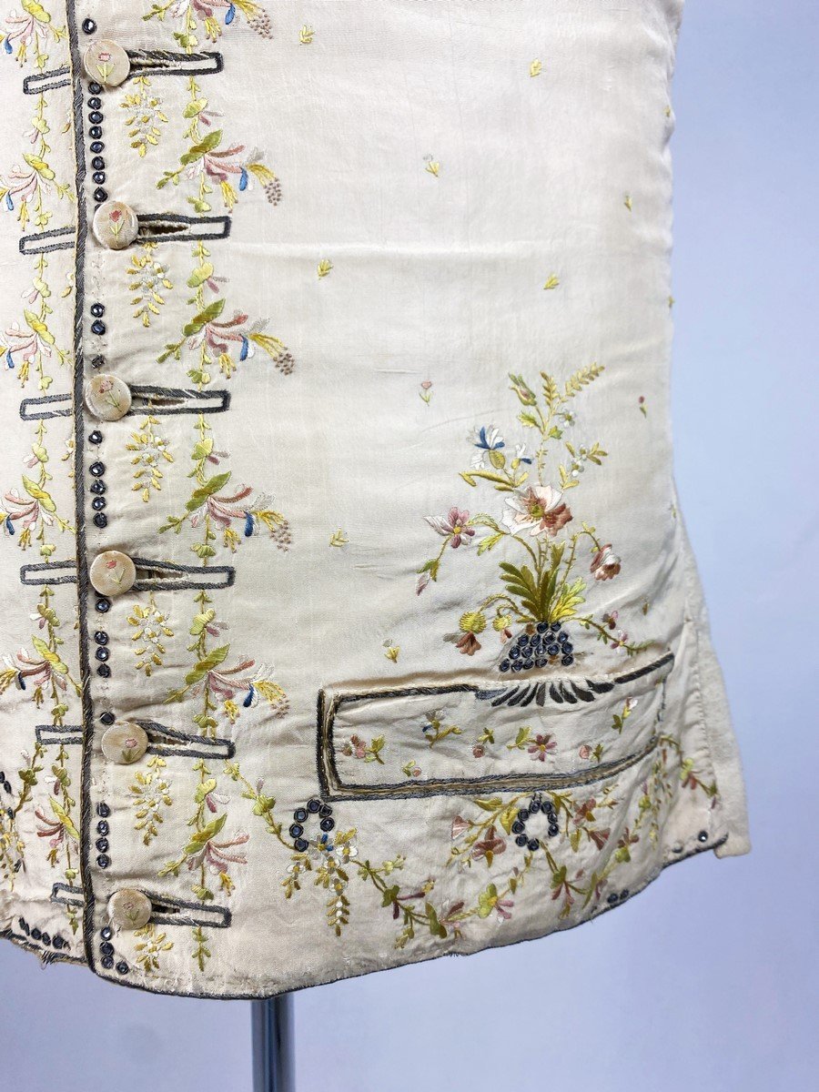 Gilet En Taffetas Crème Brodé De Clinquants Et De Bouquets Champêtres - France Circa 1780-photo-2