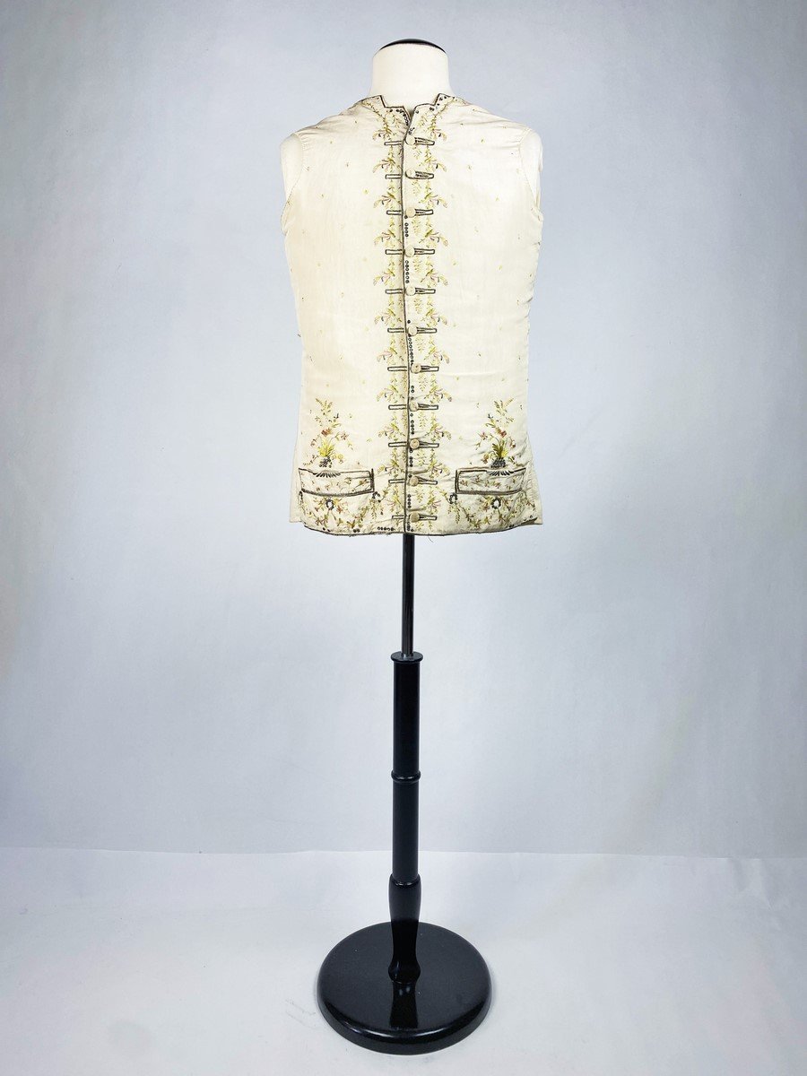 Gilet En Taffetas Crème Brodé De Clinquants Et De Bouquets Champêtres - France Circa 1780-photo-3