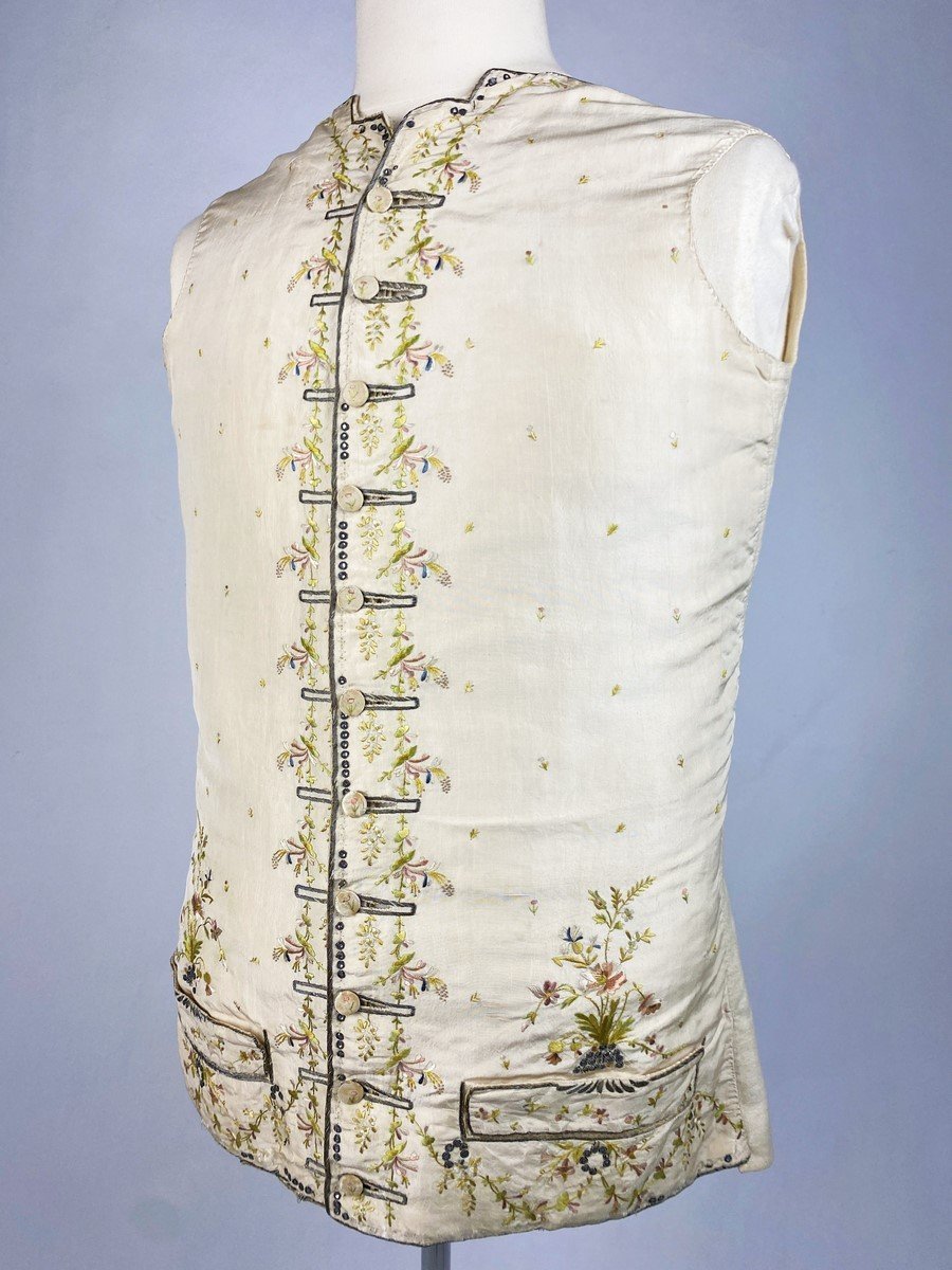 Gilet En Taffetas Crème Brodé De Clinquants Et De Bouquets Champêtres - France Circa 1780-photo-4