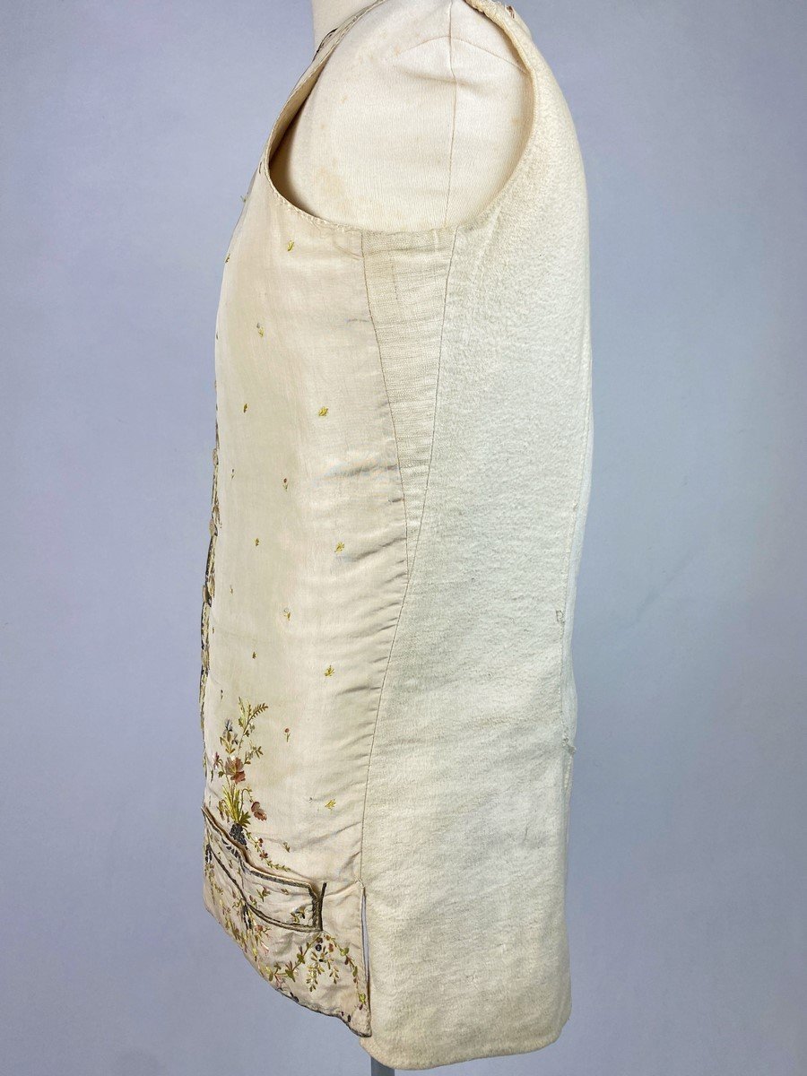 Gilet En Taffetas Crème Brodé De Clinquants Et De Bouquets Champêtres - France Circa 1780-photo-1