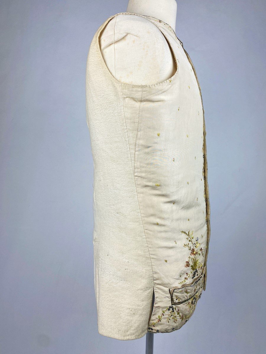 Gilet En Taffetas Crème Brodé De Clinquants Et De Bouquets Champêtres - France Circa 1780-photo-2