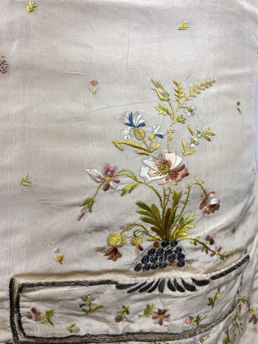 Gilet En Taffetas Crème Brodé De Clinquants Et De Bouquets Champêtres - France Circa 1780-photo-4