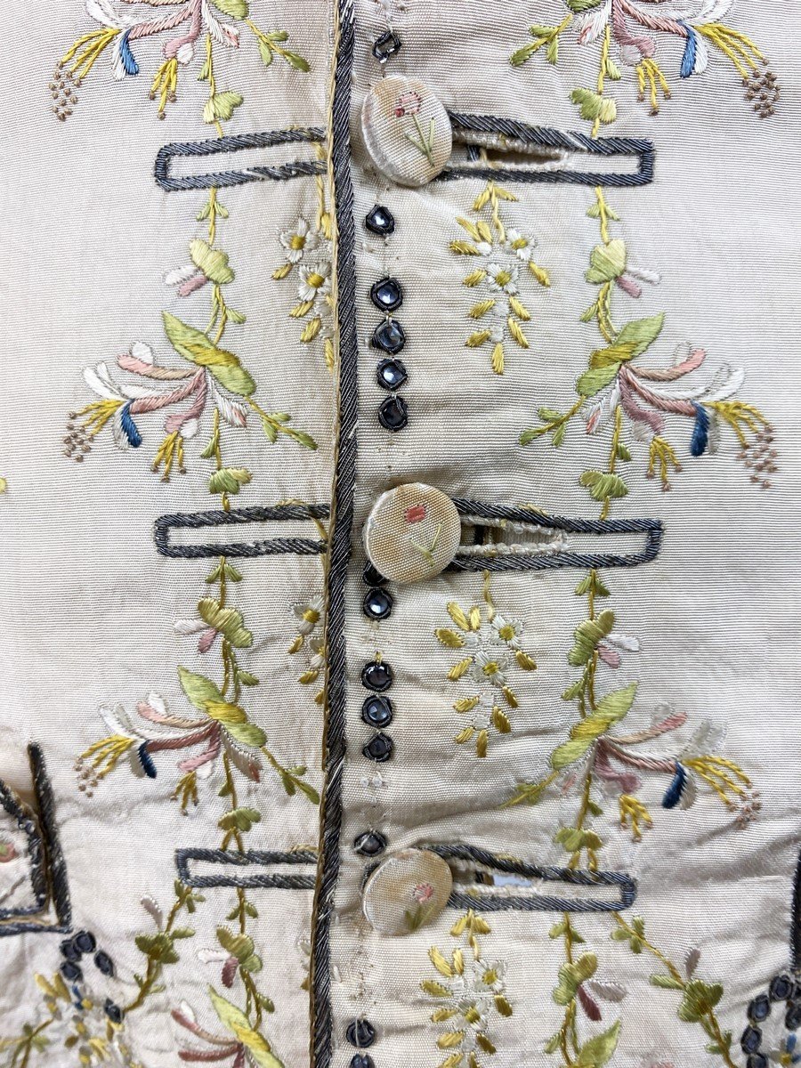 Gilet En Taffetas Crème Brodé De Clinquants Et De Bouquets Champêtres - France Circa 1780-photo-5