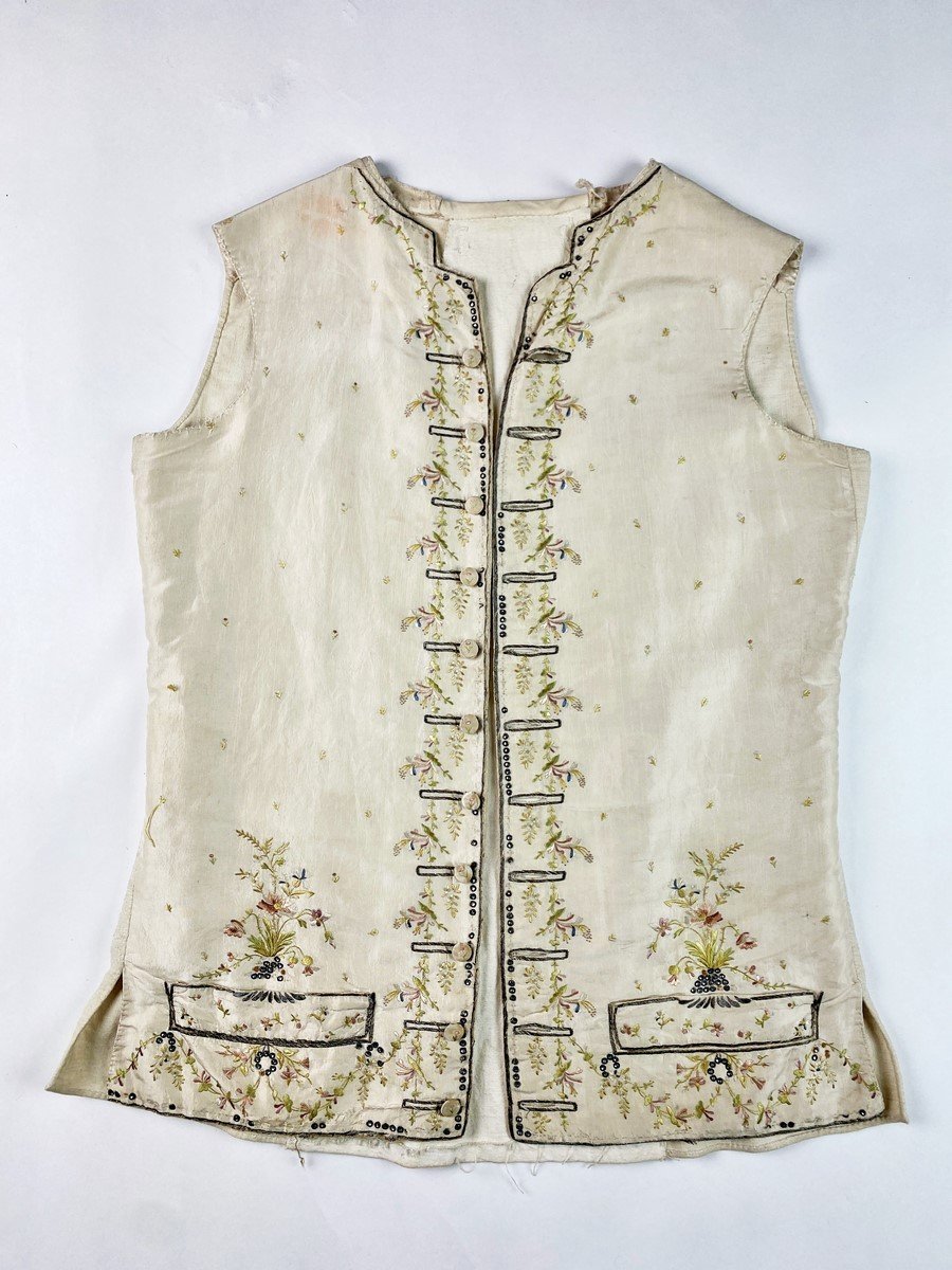 Gilet En Taffetas Crème Brodé De Clinquants Et De Bouquets Champêtres - France Circa 1780-photo-6