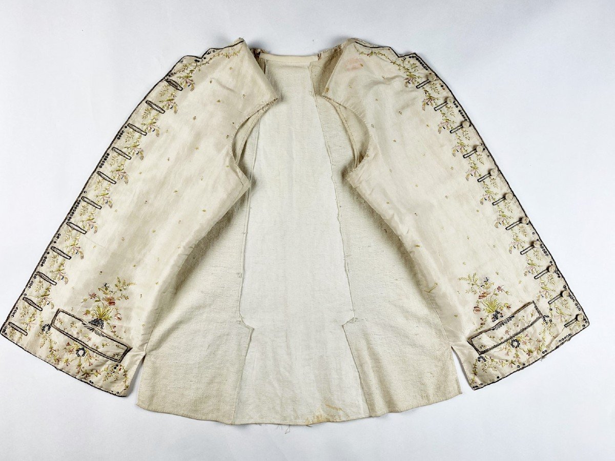 Gilet En Taffetas Crème Brodé De Clinquants Et De Bouquets Champêtres - France Circa 1780-photo-8