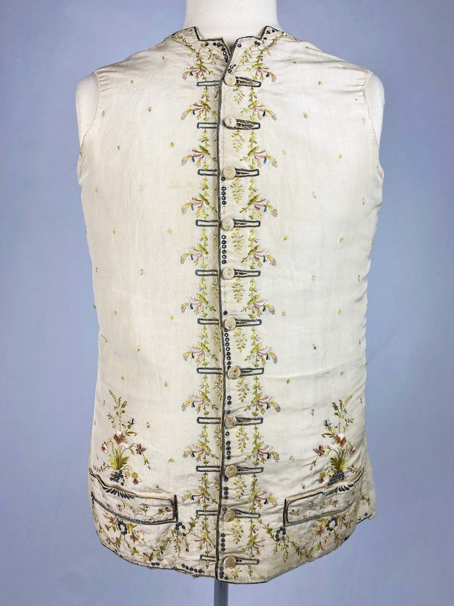 Gilet En Taffetas Crème Brodé De Clinquants Et De Bouquets Champêtres - France Circa 1780