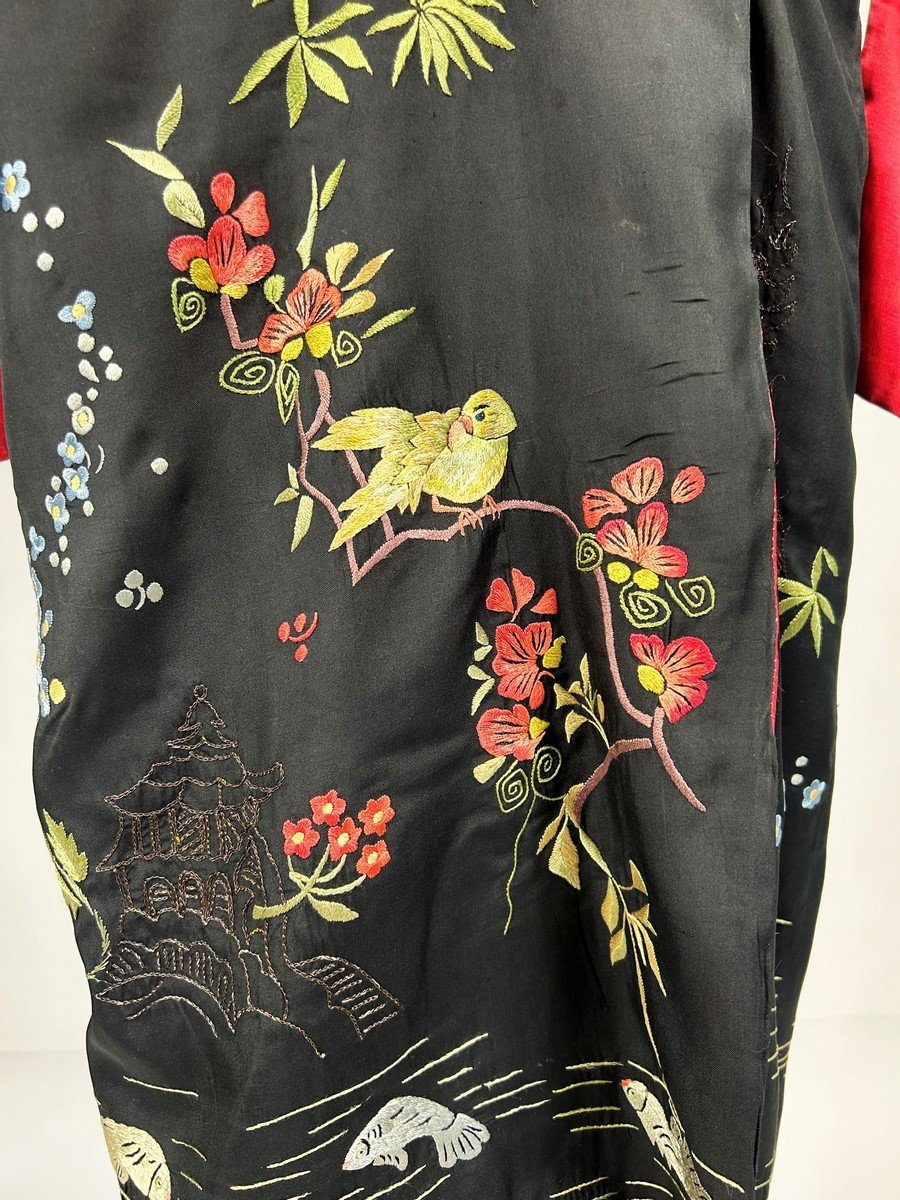 Kimono Pour Le Soir En Taffetas Brodé De Chinoiseries- France Circa 1930-photo-2