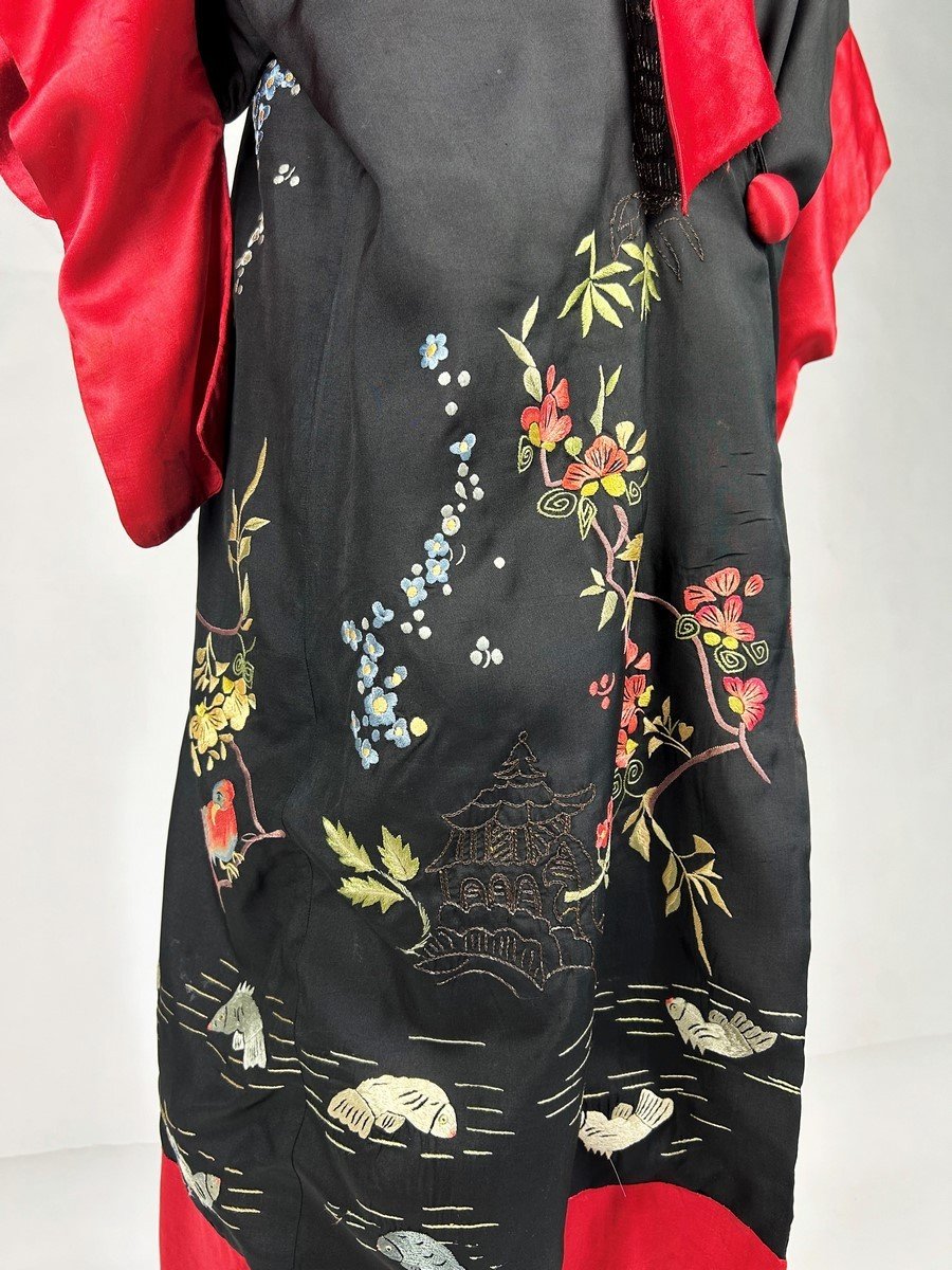 Kimono Pour Le Soir En Taffetas Brodé De Chinoiseries- France Circa 1930-photo-4