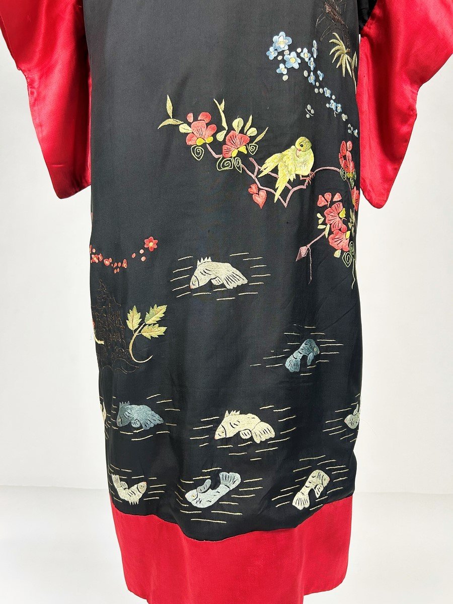 Kimono Pour Le Soir En Taffetas Brodé De Chinoiseries- France Circa 1930-photo-3