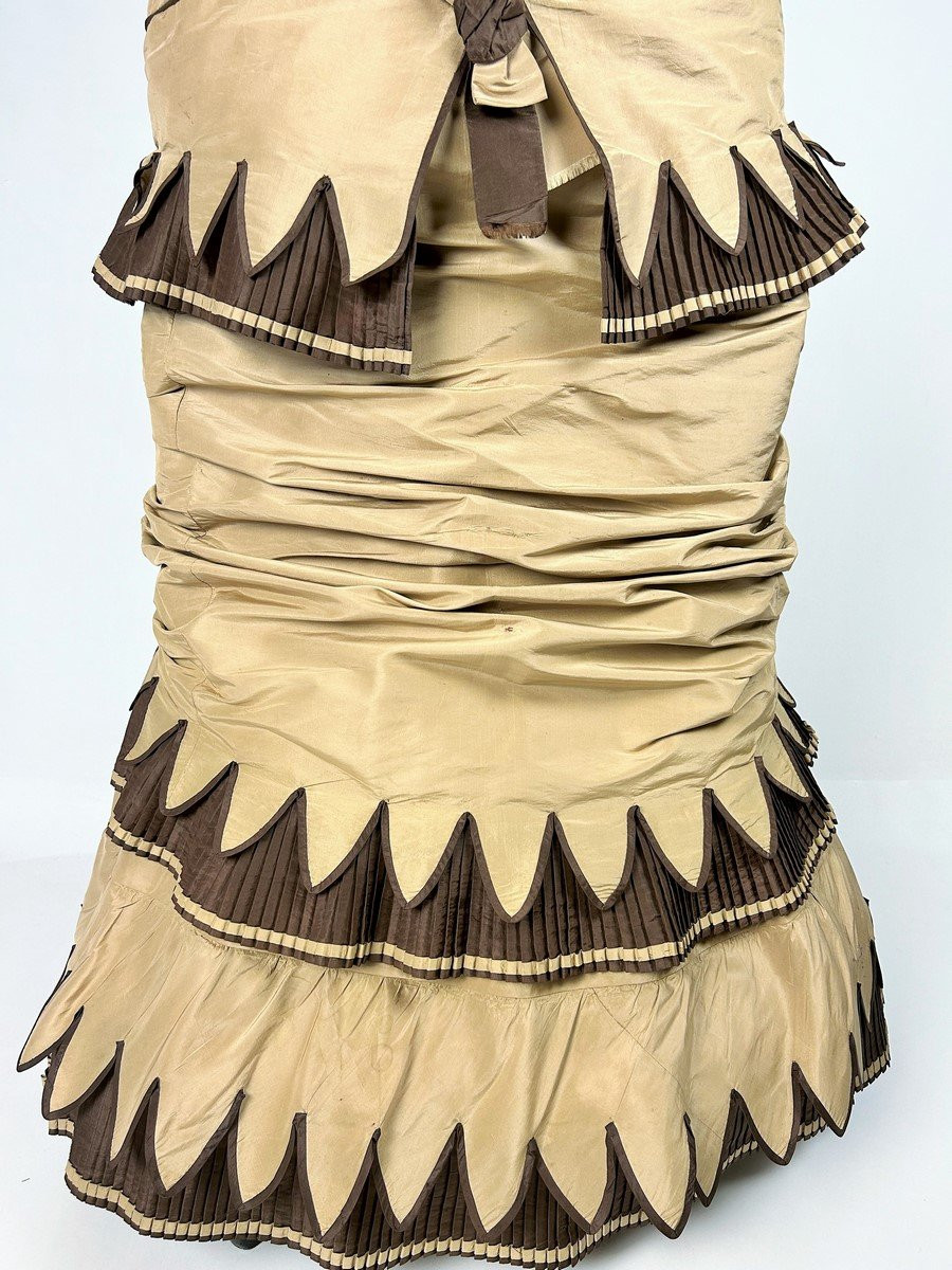 Robe De Ville à Tournure En Taffetas Et Falbalas Plissés Crénelés - Etat-unis Circa 1885-photo-3