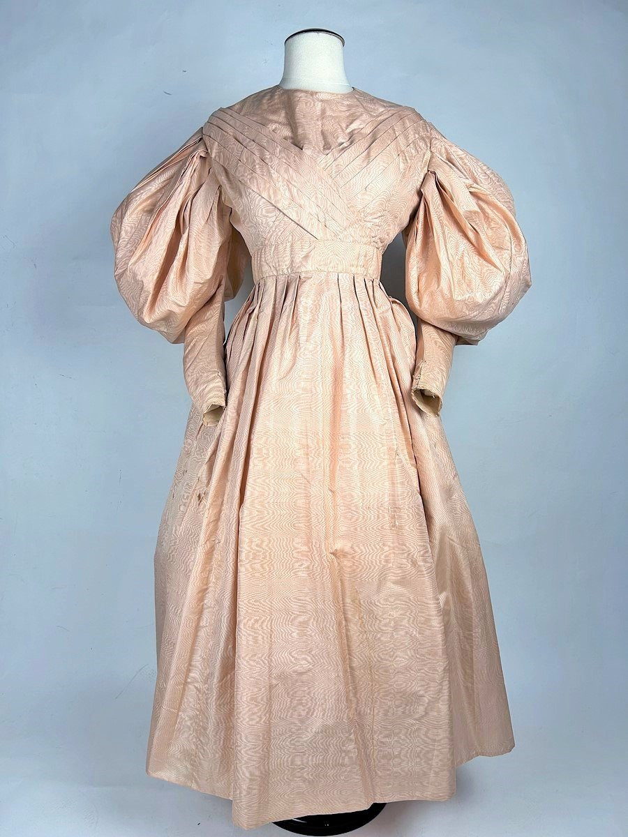 Robe De Diner En Moire De Soie Saumon Et Manches à Grand Gigot - France Circa 1835-photo-3
