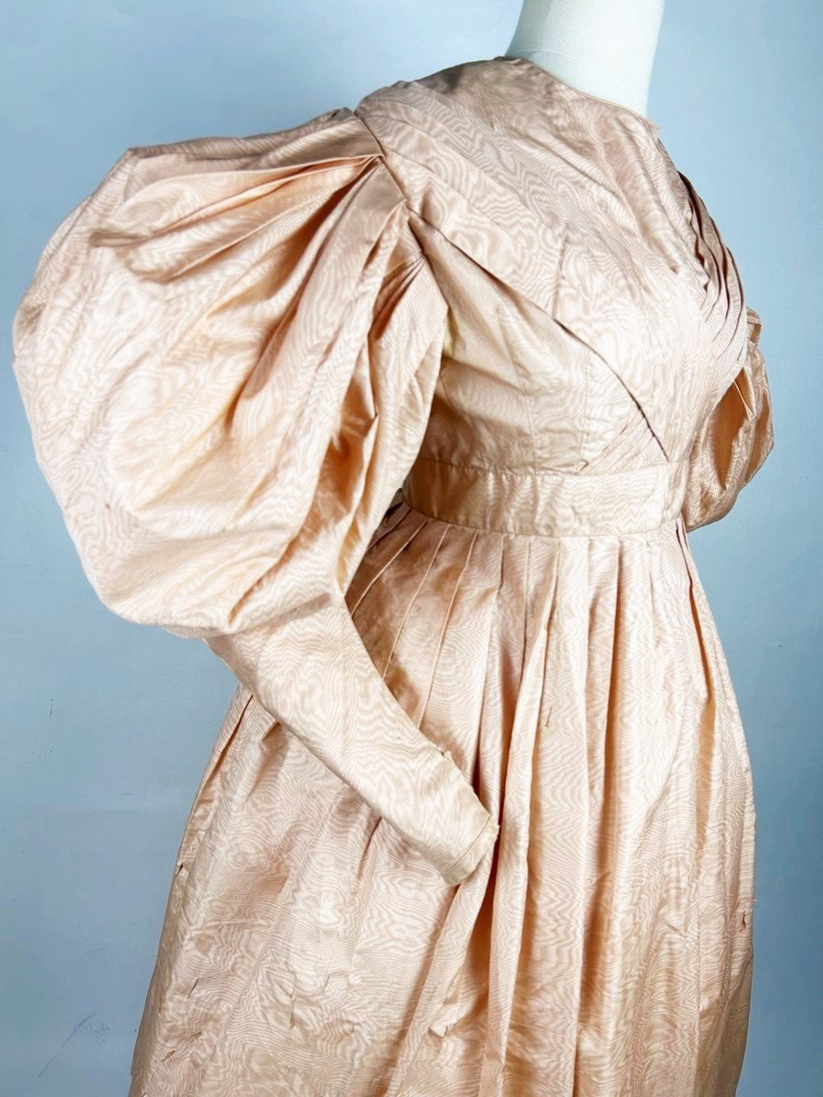 Robe De Diner En Moire De Soie Saumon Et Manches à Grand Gigot - France Circa 1835-photo-1
