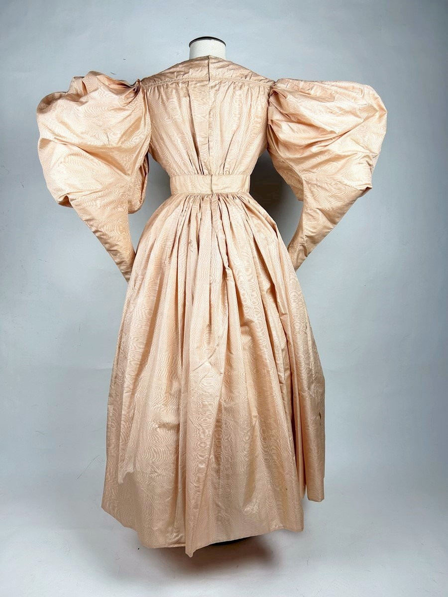 Robe De Diner En Moire De Soie Saumon Et Manches à Grand Gigot - France Circa 1835-photo-4