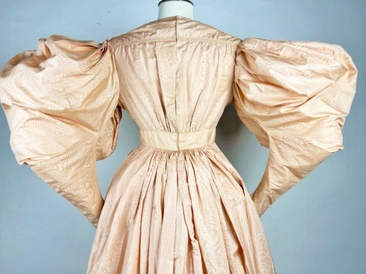 Robe De Diner En Moire De Soie Saumon Et Manches à Grand Gigot - France Circa 1835-photo-5