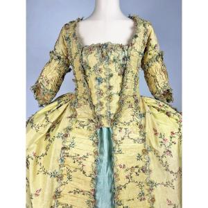  Manteau De Robe à La Française  En Taffetas Jaune Paille Broché - France P. Louis XV C. 1750